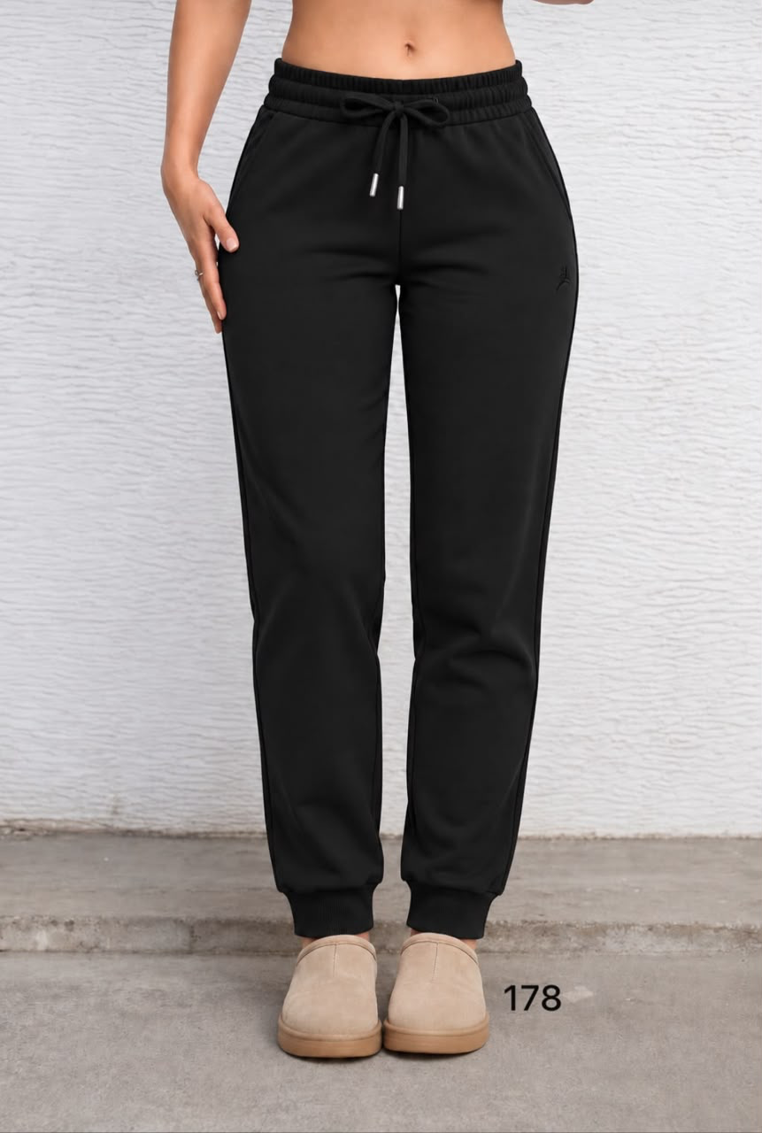 Pantalón jogger negro con cordoncito en la cintura, de Raquel BF Boutique